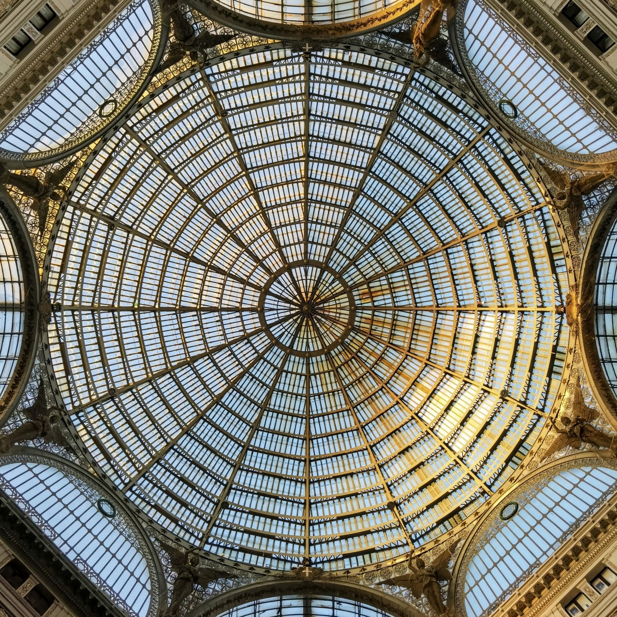 Vista dal basso della cupola in ferro e vetro della Galleria Umberto I, nel cuore di Napoli