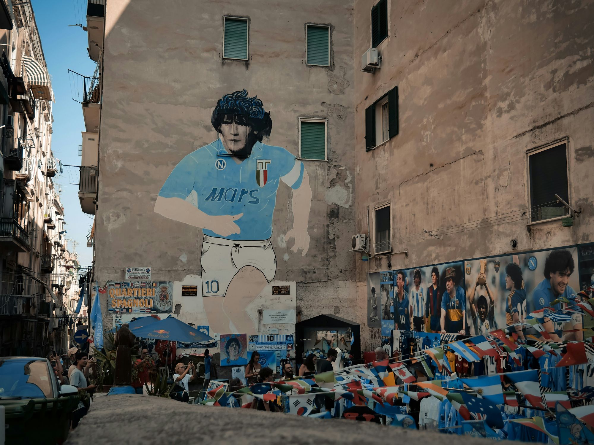 Murale dedicato a Maradona nei vicoli dei Quartieri Spagnoli su Via Toledo, Napoli