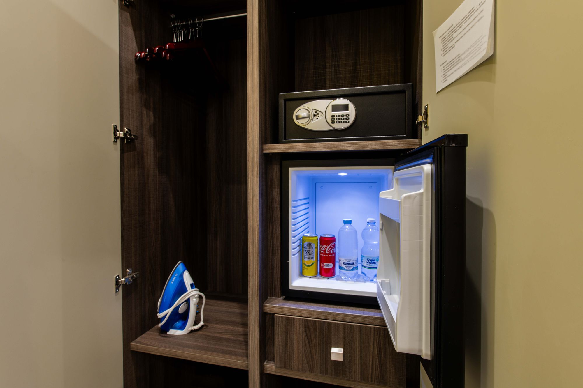 Armadio apribile con cassaforte digitale, minibar illuminato con bibite e acqua, ferro da stiro e appendiabiti, camera B&B Napoli - Toledo16 Luxury Suites Napoli