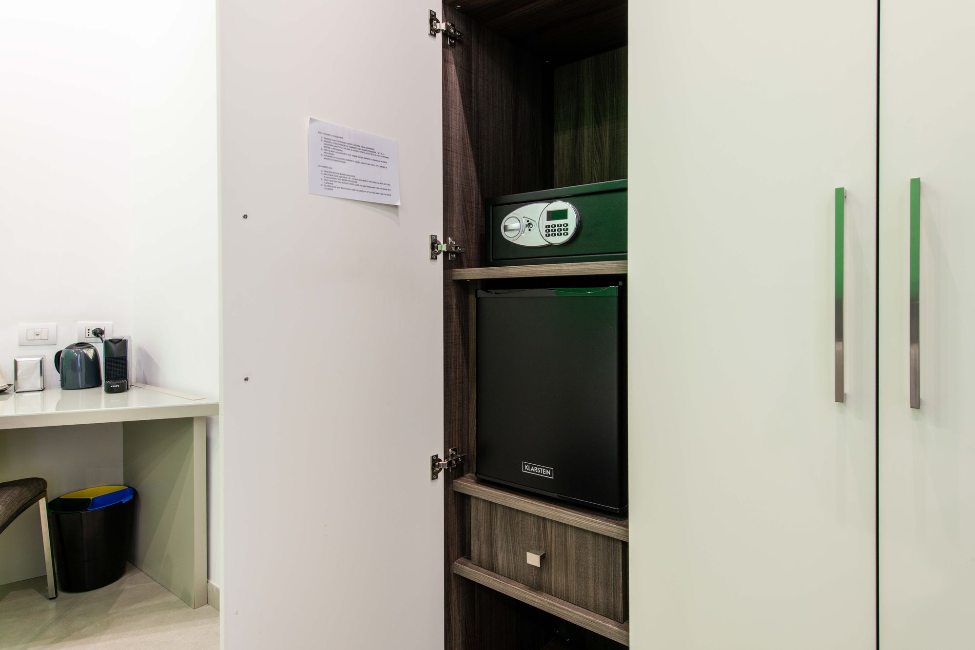 Interno dell'armadio con cassaforte elettronica e minibar Klarstein nero - Toledo16 Luxury Suites Napoli
