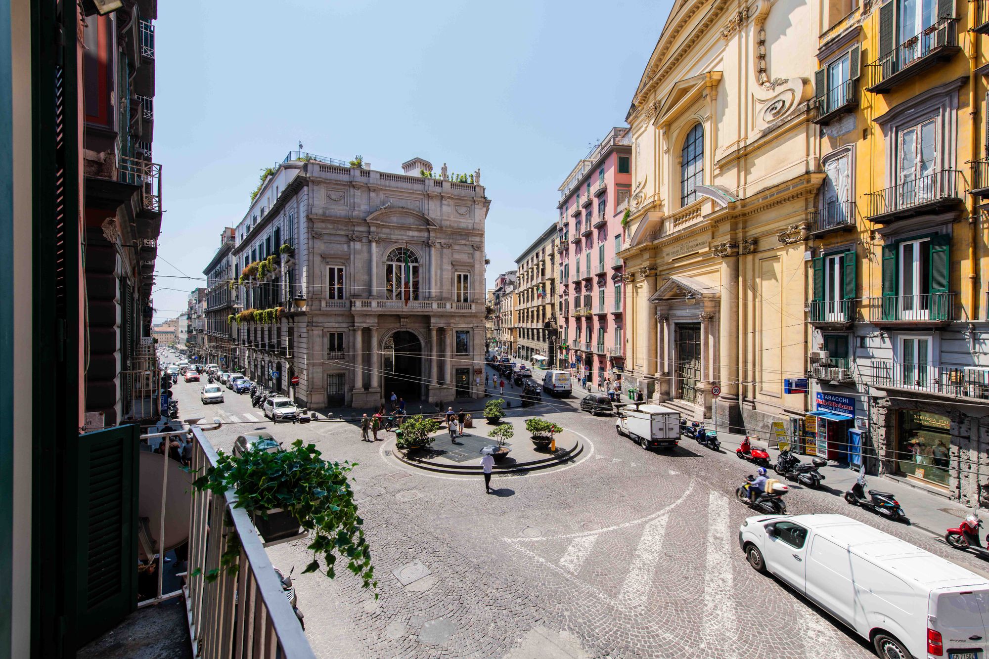 Vista panoramica dal balcone della Junior Suite sui tetti e palazzi storici di Napoli, con piante sulla balaustra - Toledo16 Luxury Suites Napoli