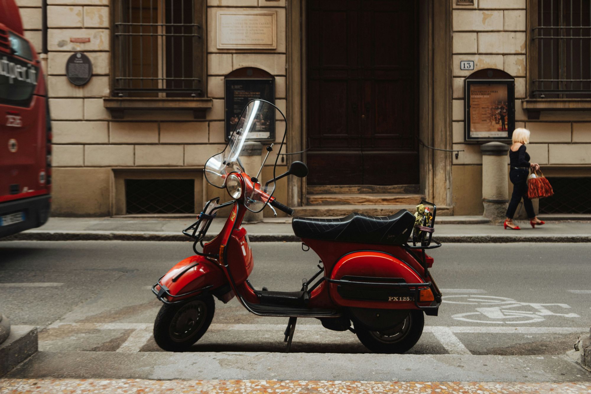 Scooter Vespa rossa parcheggiata in una strada del centro storico di Napoli - Noleggio scooter e moto nel centro storico di Napoli