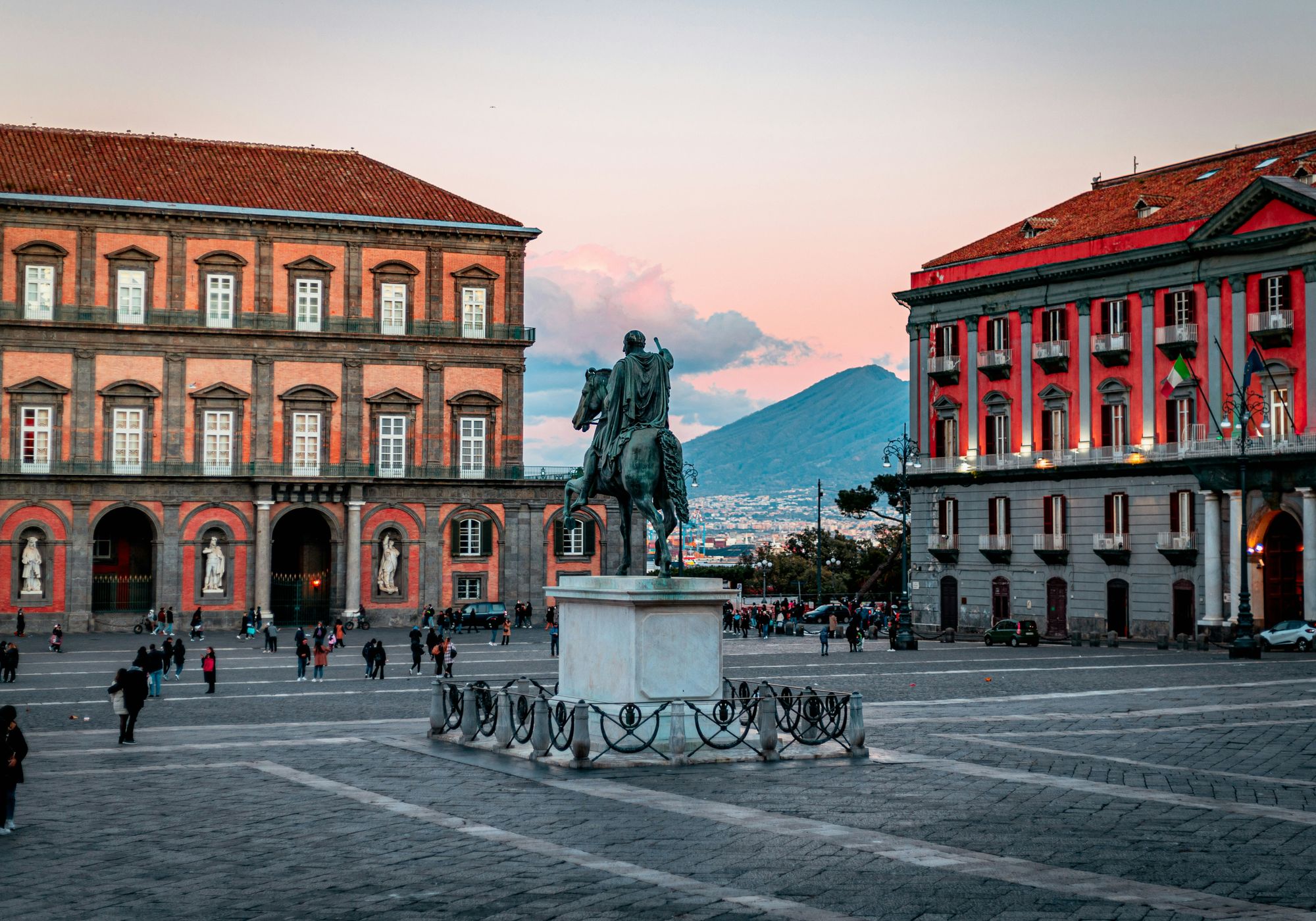 Visite guidate a Piazza del Plebiscito e alle principali attrazioni di Napoli, con il Vesuvio sullo sfondo