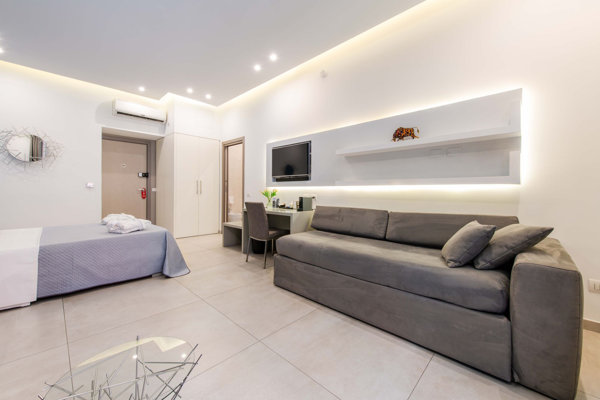 Minibar Klarstein con acqua e bibite e forno a microonde Tarrington House nell'armadio della suite - Toledo16 Luxury Suites Napoli