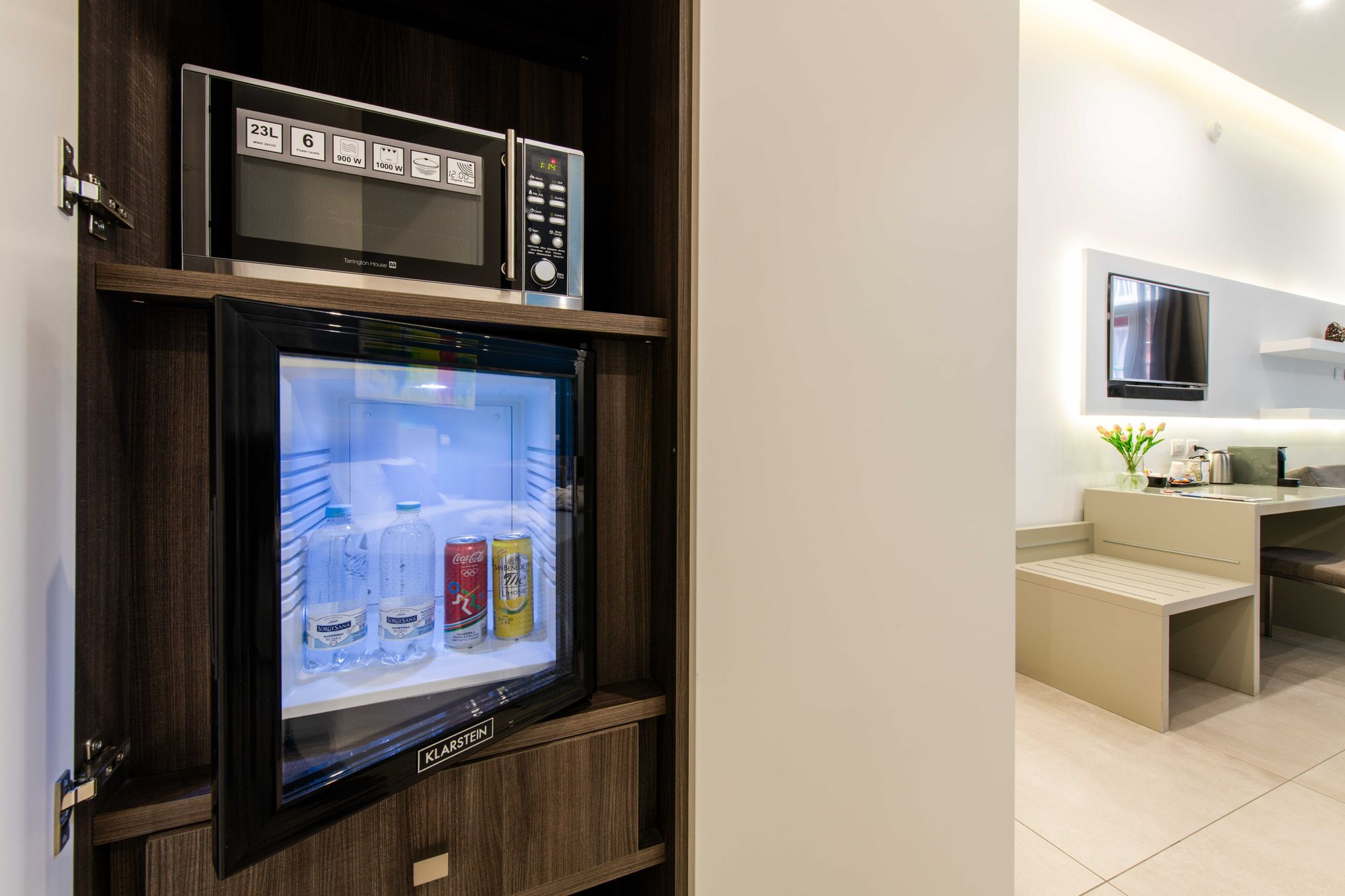 Armadio con appendiabiti, asse e ferro da stiro, cassaforte elettronica, con scorcio del bagno e wc sullo sfondo - Toledo16 Luxury Suites Napoli