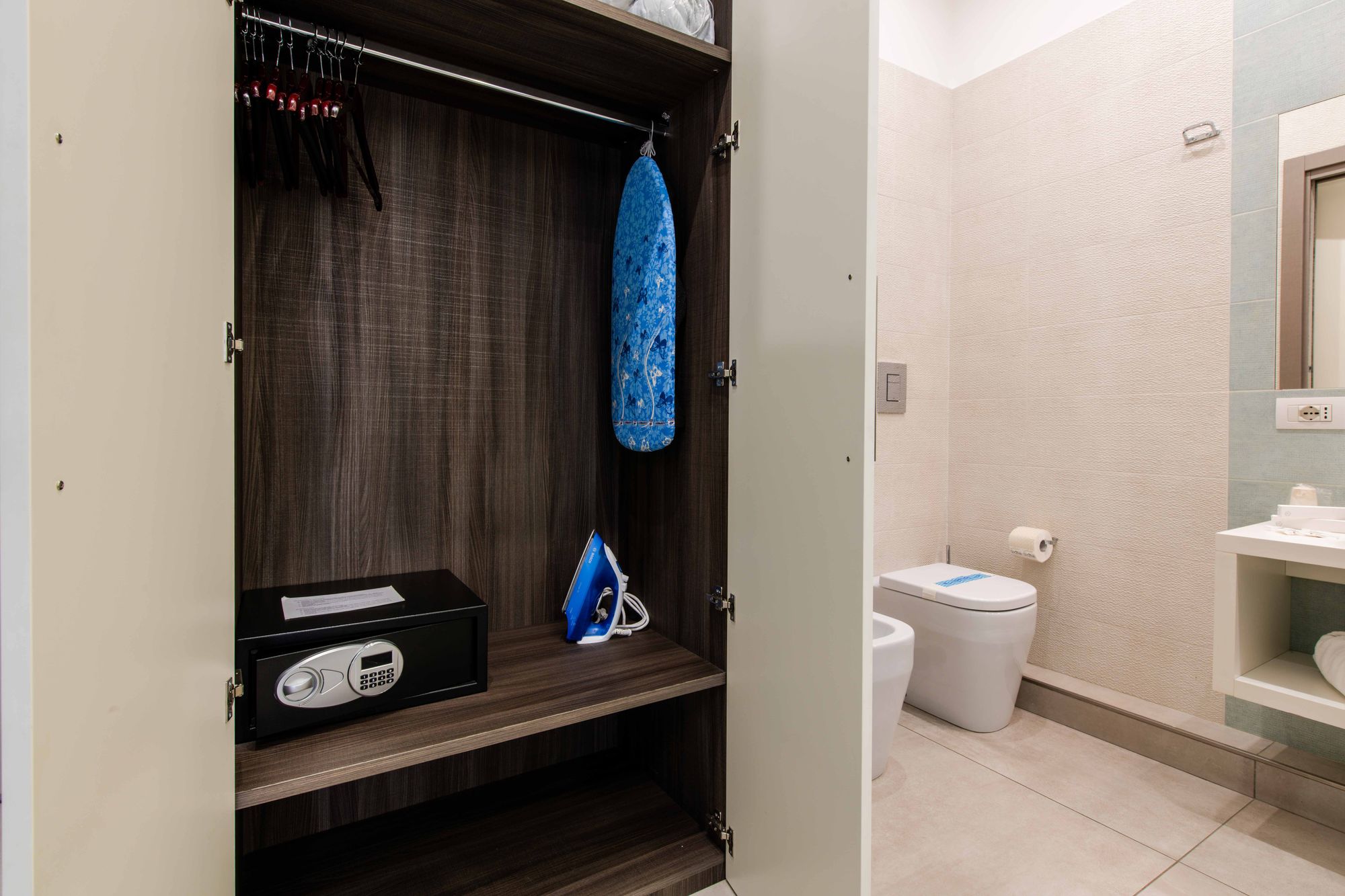 TV a parete con soundbar, scrivania con fiori, kit di benvenuto, bollitore e macchina del caffè Nespresso - Toledo16 Luxury Suites Napoli