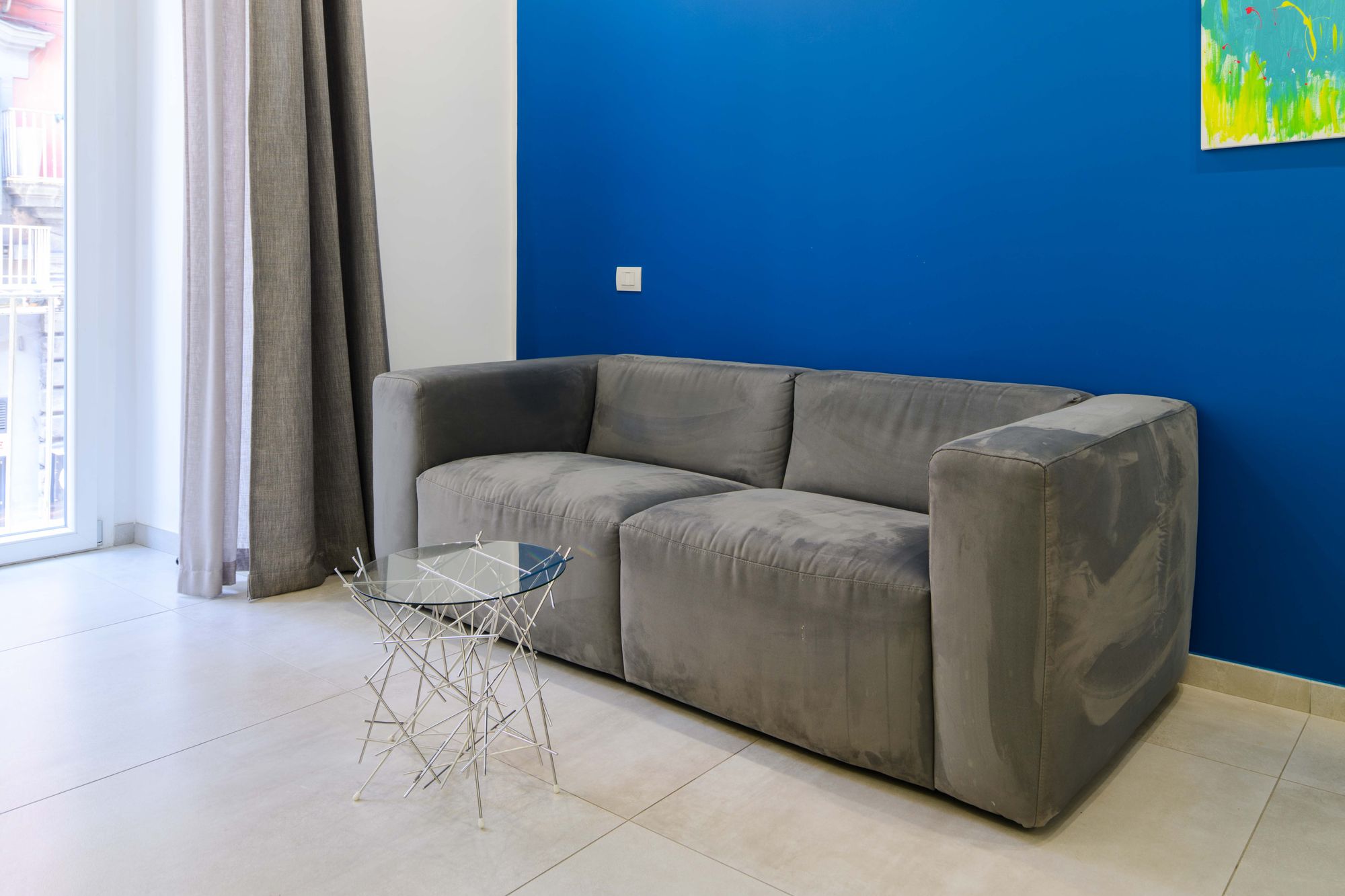 Scrivania con tulipani, guida dell'Isola di Capri, kit di benvenuto, bollitore, macchina Nespresso e chiavi della camera - Toledo16 Luxury Suites Napoli