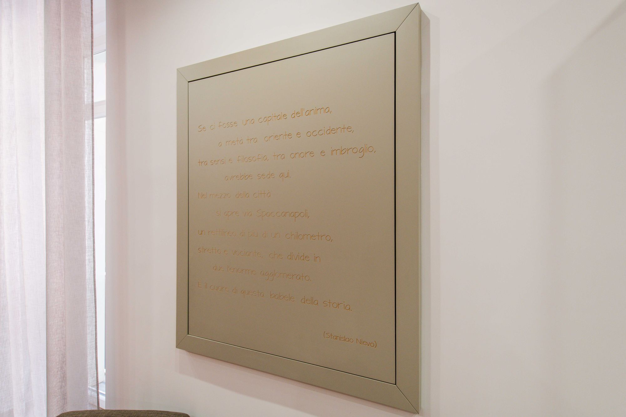 Quadro con poesia dedicata a Napoli e a via Spaccanapoli firmata Stanislao Nievo, Toledo16 Luxury Suites Napoli centro